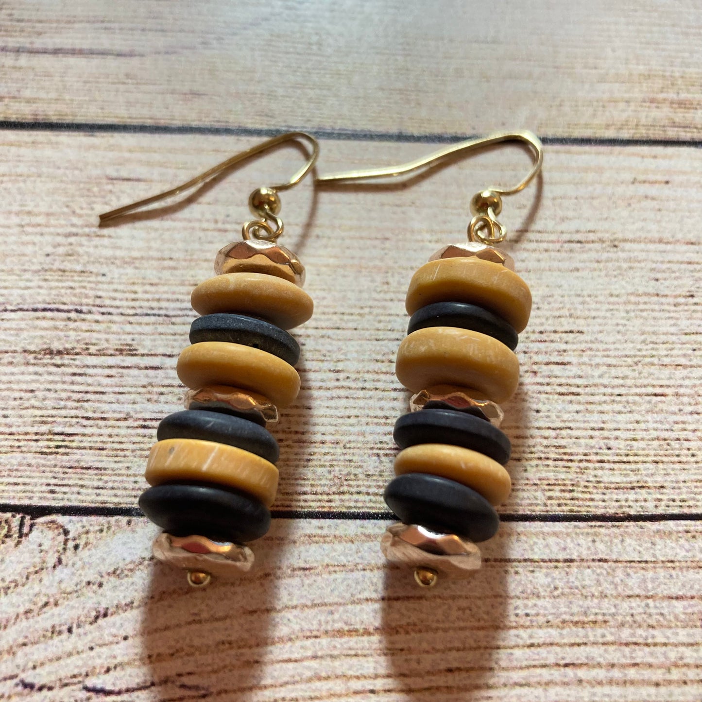 25E-03 Black and gold ceramic earrings