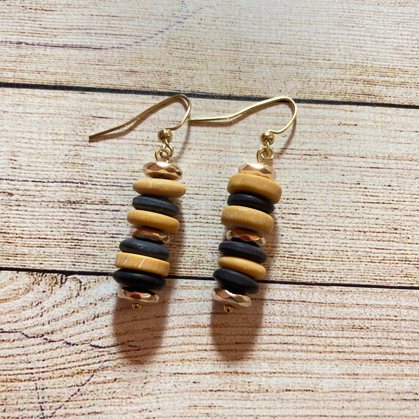 25E-03 Black and gold ceramic earrings