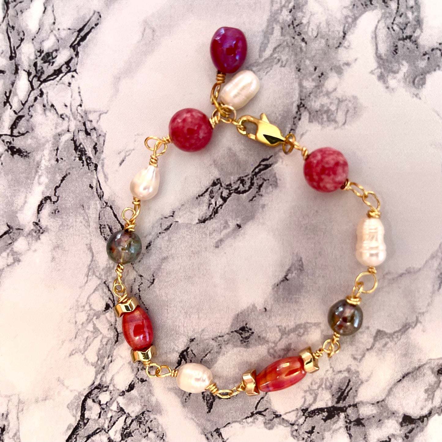 25 B27 Gold linked bracelet with beaded accents