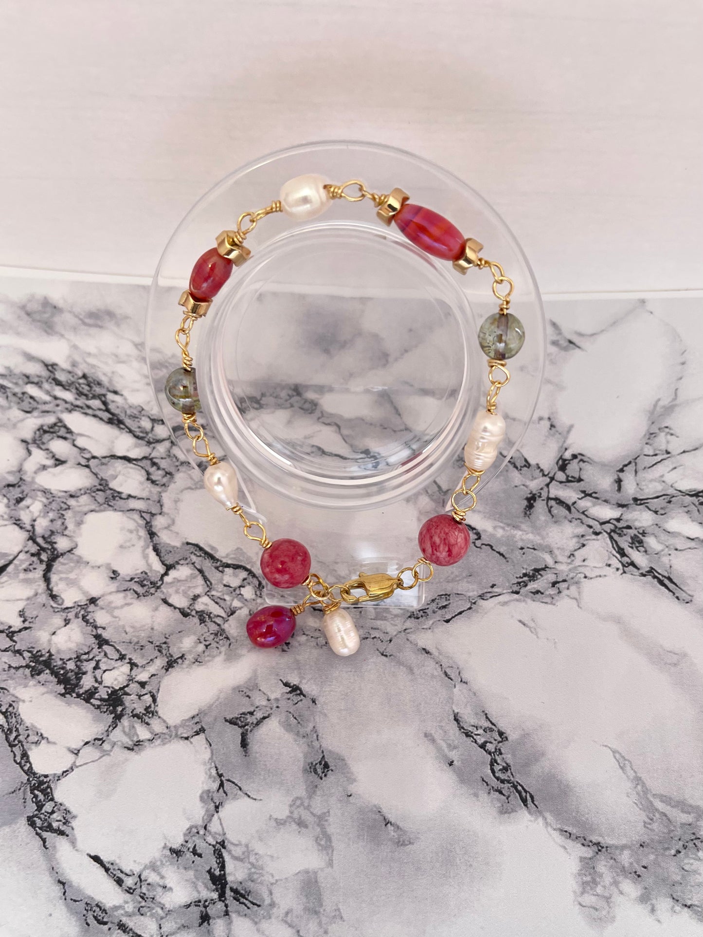 25 B27 Gold linked bracelet with beaded accents