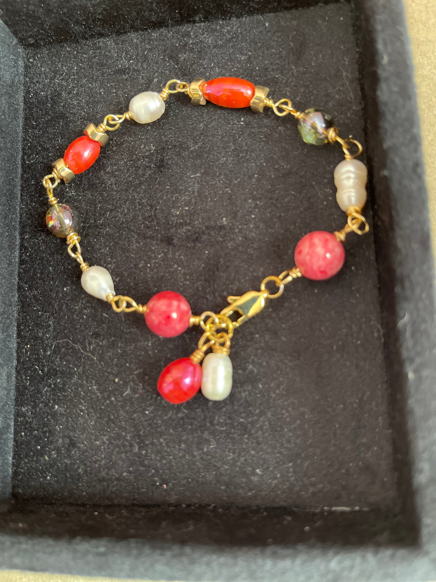 25 B27 Gold linked bracelet with beaded accents