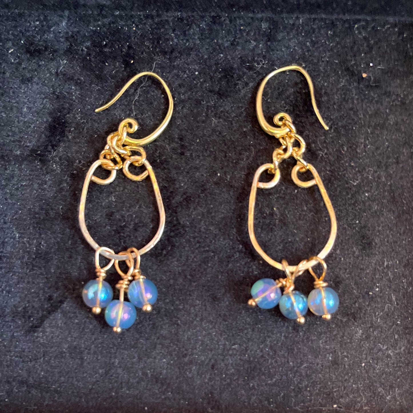 25E 20 Curved gold earrings with blue accents