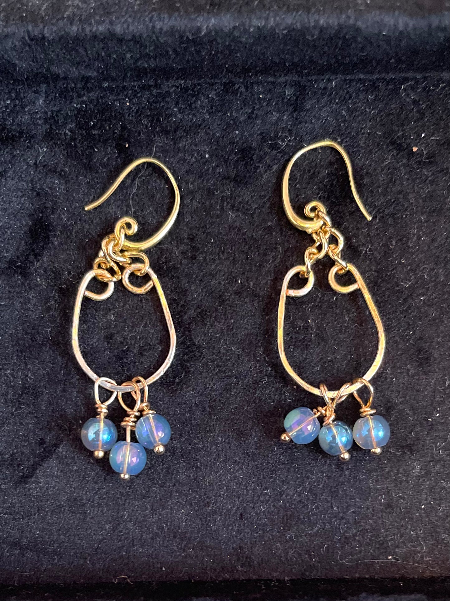 25E 20 Curved gold earrings with blue accents