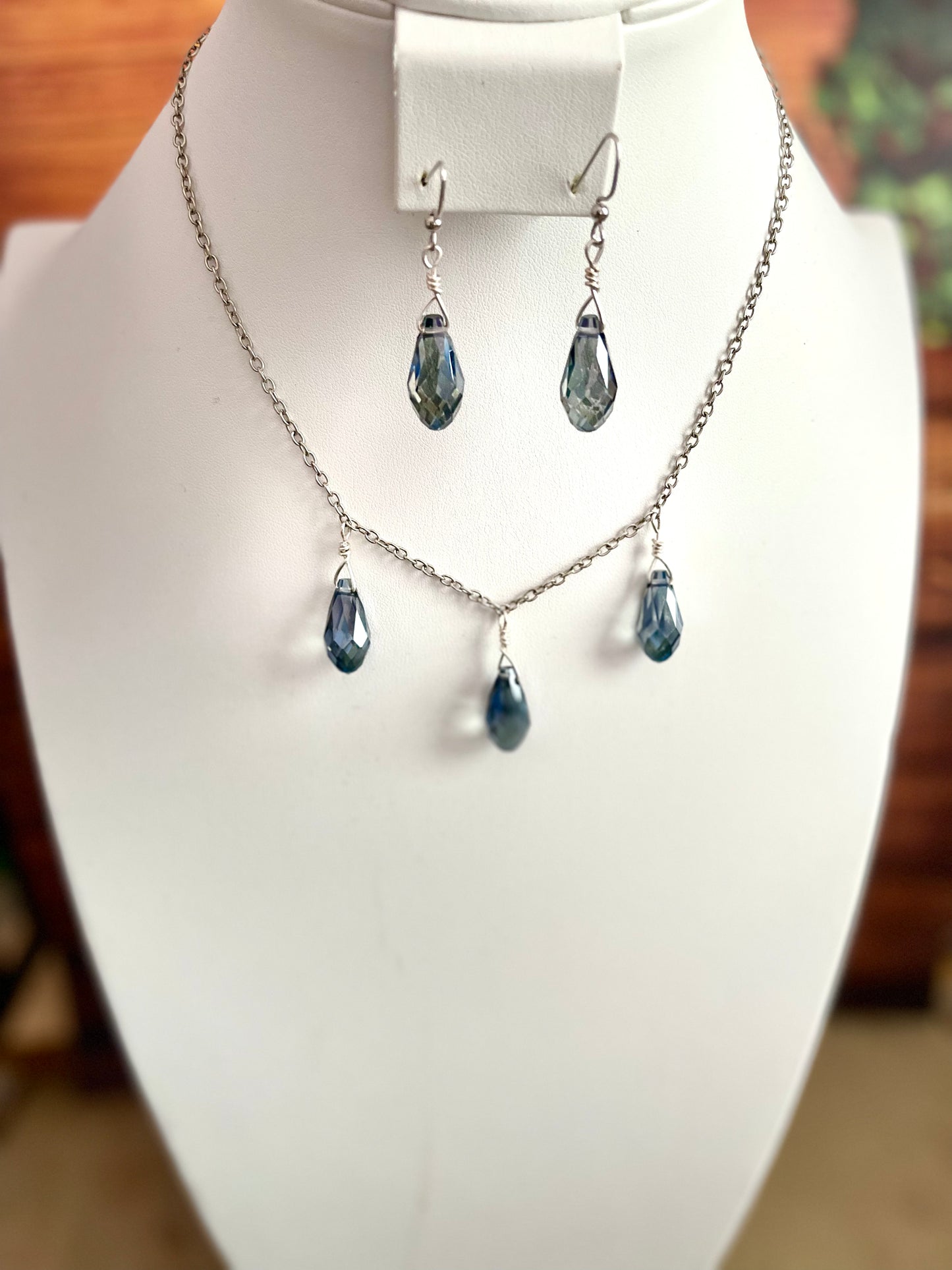 25 N-S14 Blue teardrop necklace