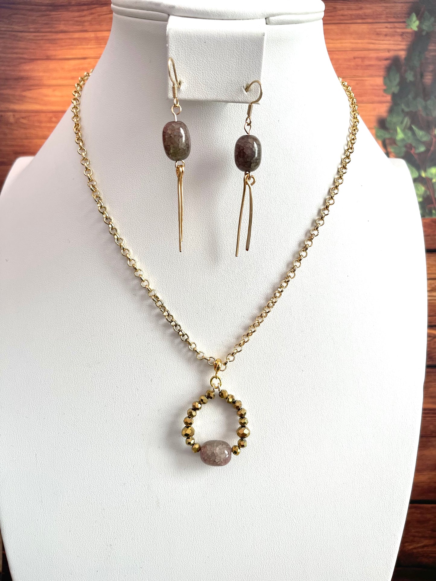 25 N-S15 Gold-tone faceted pendant necklace and earrings