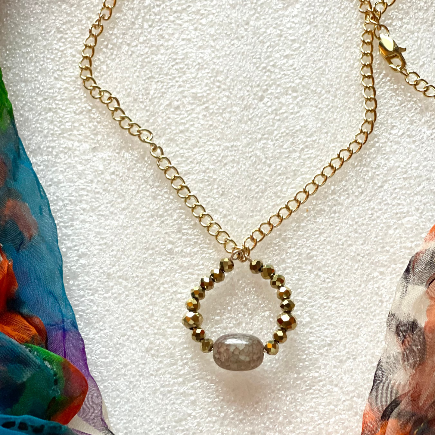 25 N16 Gold-tone faceted pendant necklace