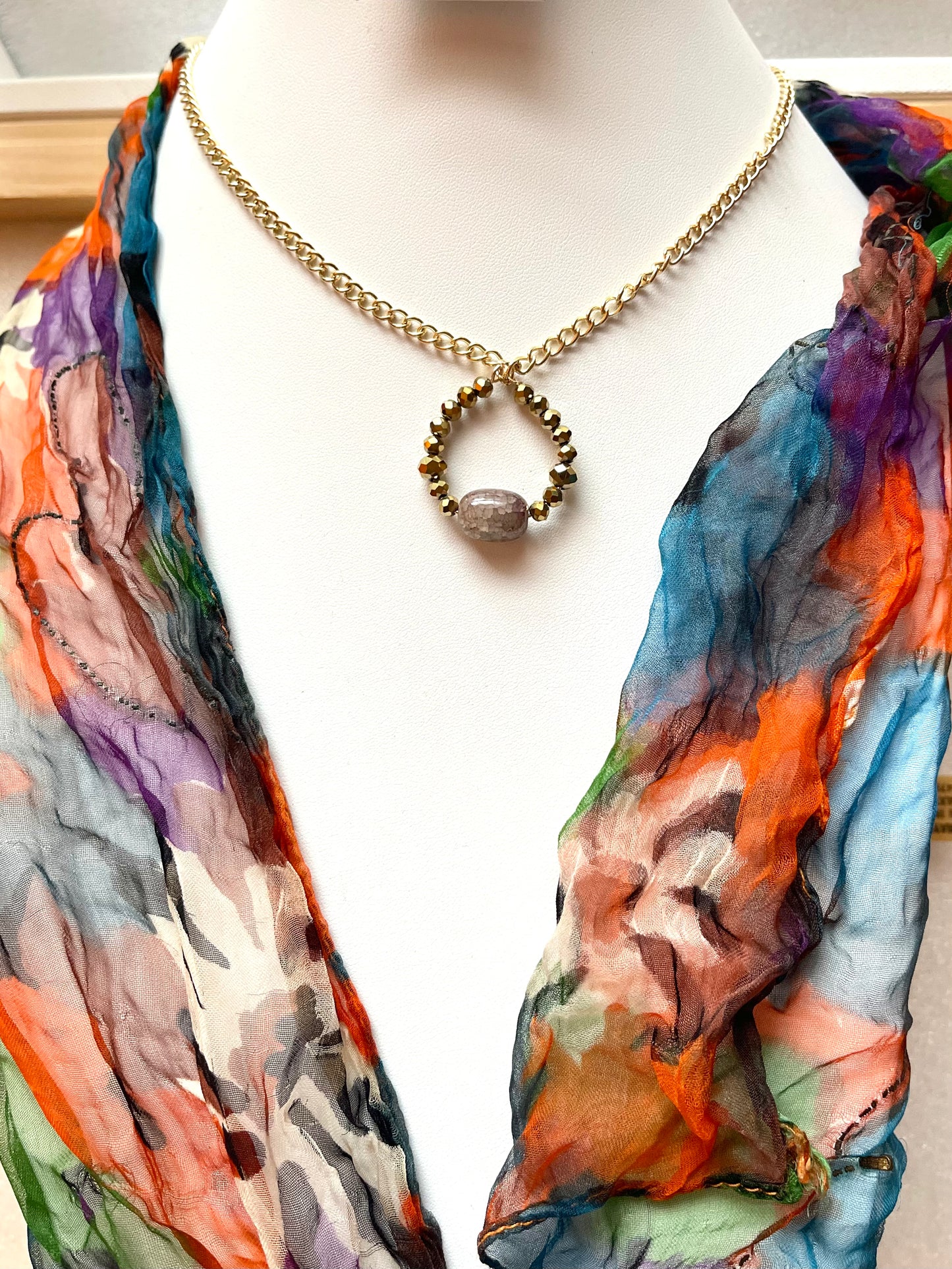 25 N16 Gold-tone faceted pendant necklace