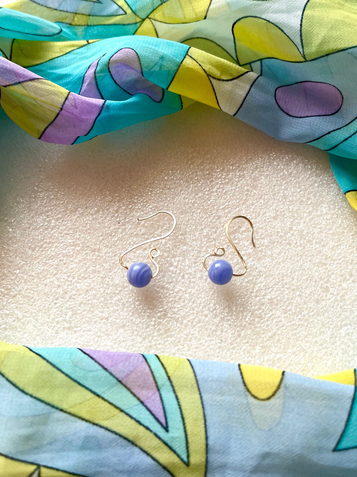 25 E29 "Swan" gold and blue earring