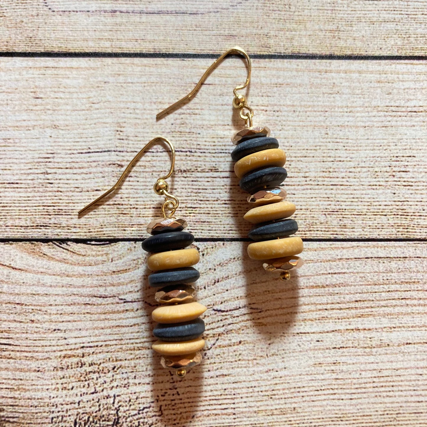 25E-02  Black and gold earrings