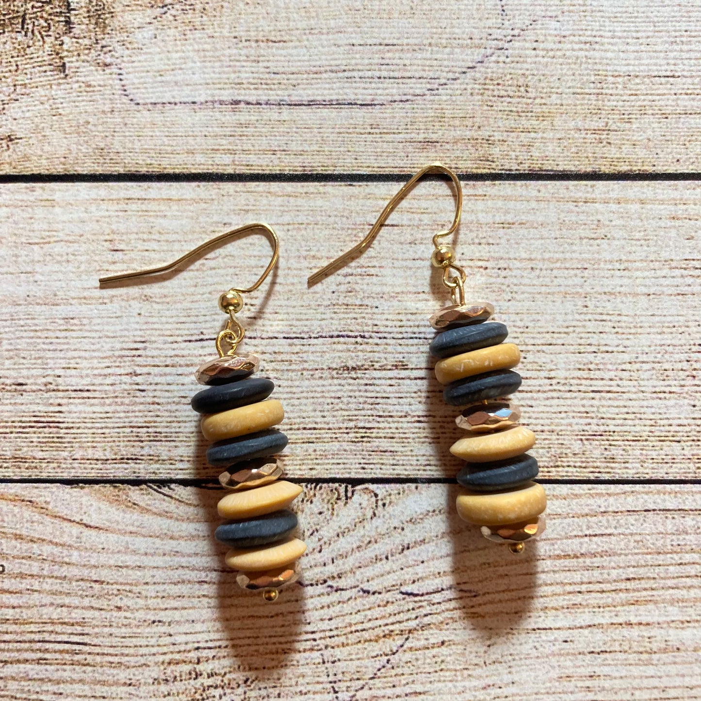 25E-02  Black and gold earrings
