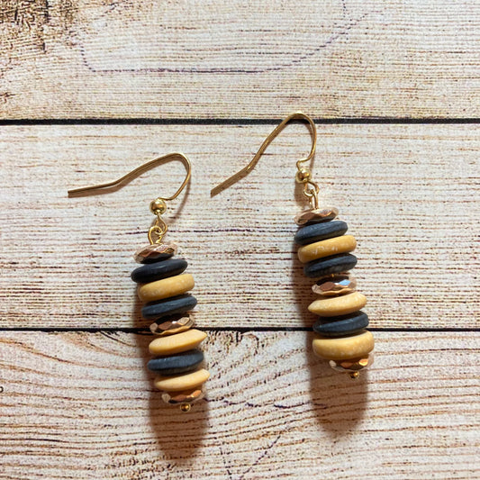 25E-02  Black and gold earrings
