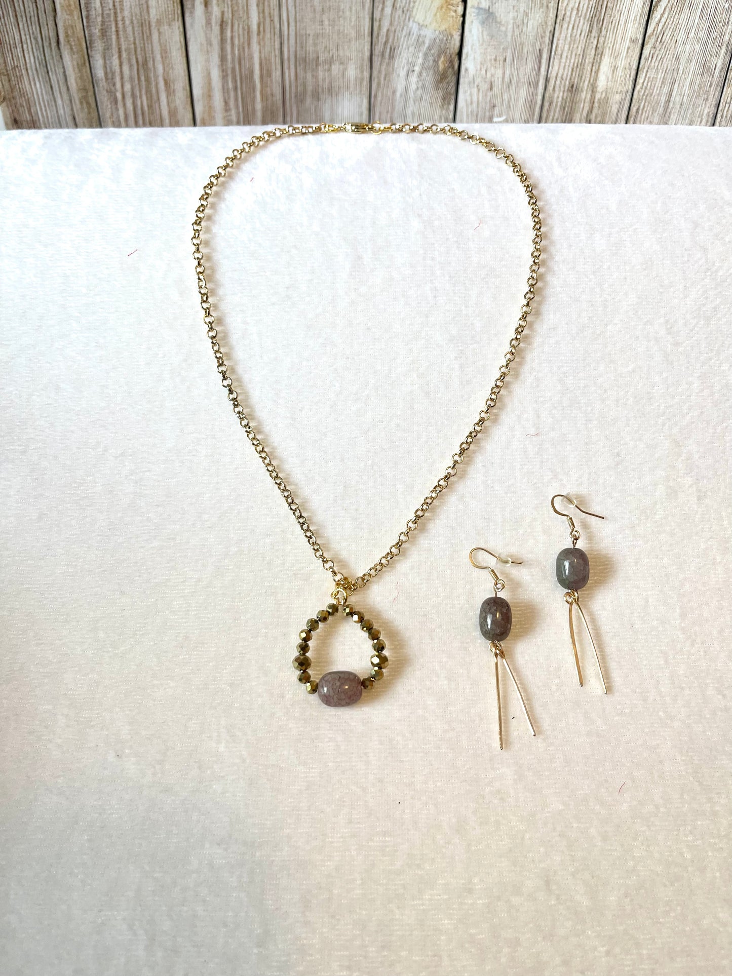 25 N-S15 Gold-tone faceted pendant necklace and earrings