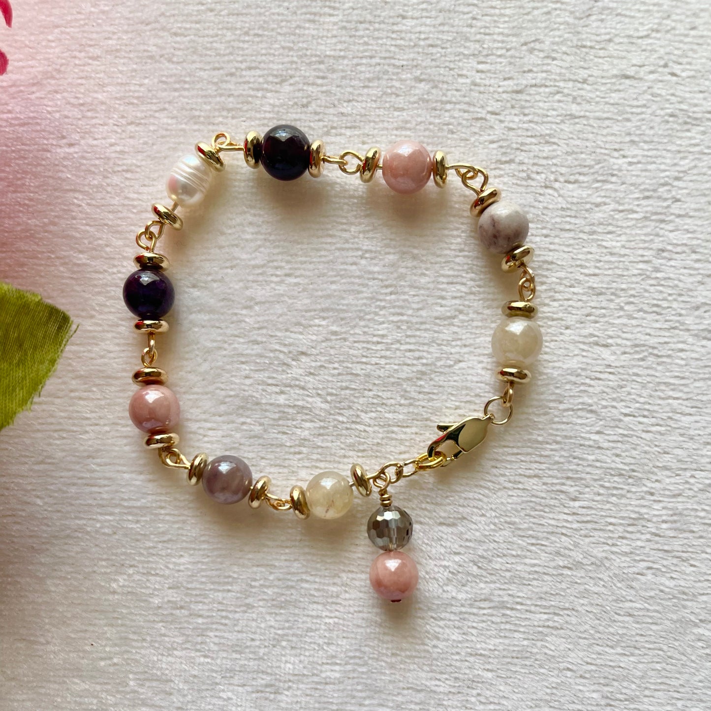 25 B23 Gold linked bracelet with sunstone and amethyst