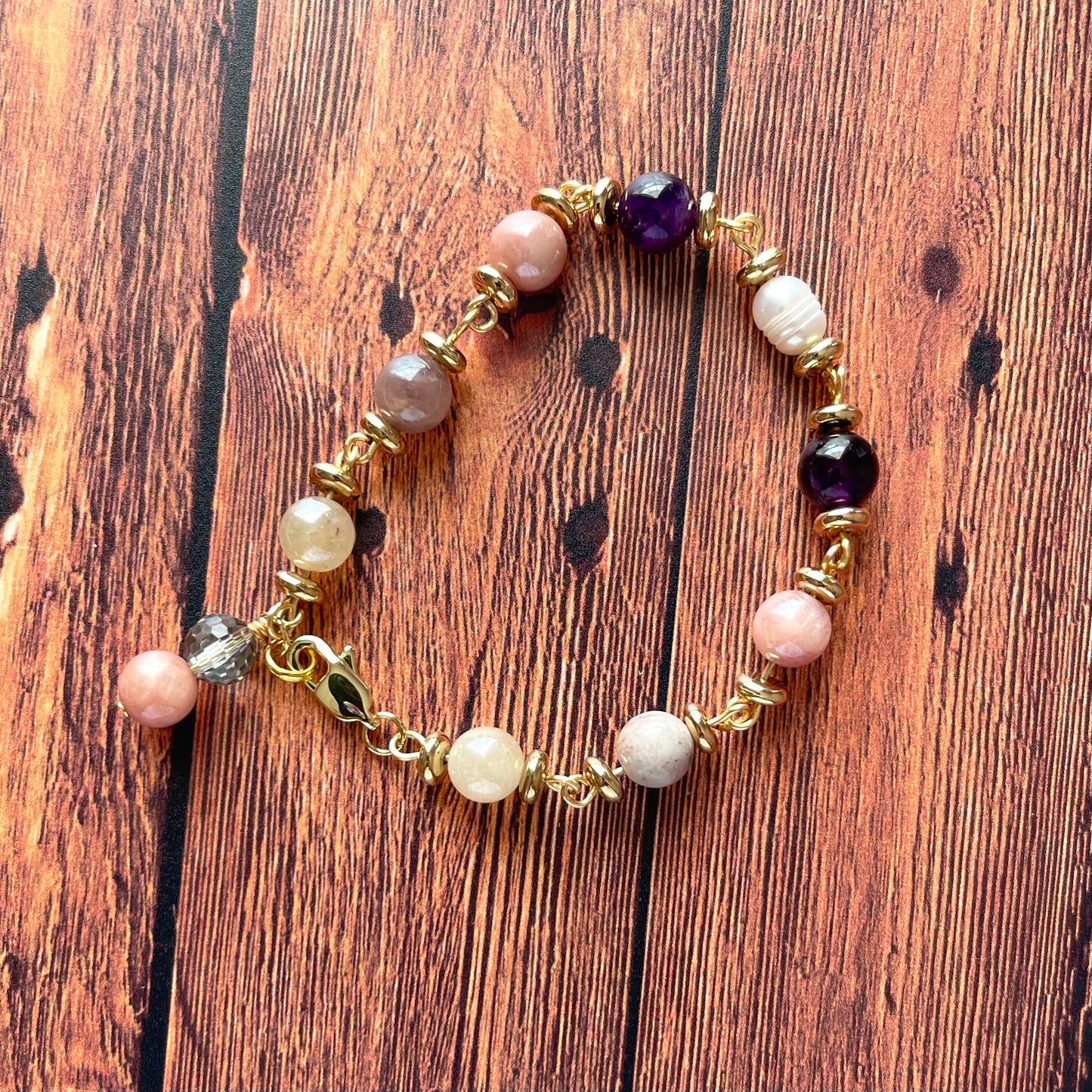 25 B23 Gold linked bracelet with sunstone and amethyst