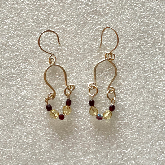 25 E31  Fashionable horseshoe shaped gold earrings