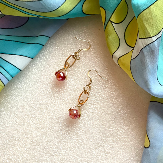 25 E24 Red-orange faceted dangle on gold earring
